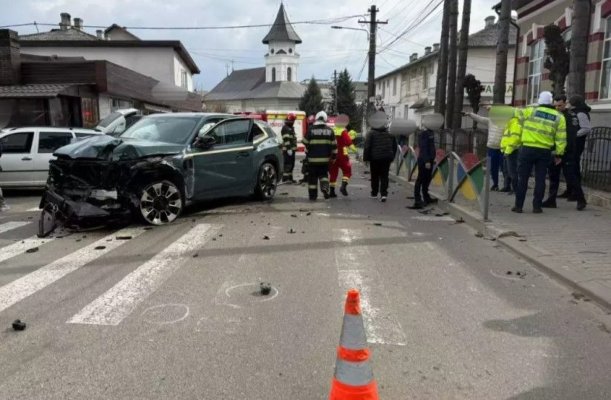 Cinci persoane au fost rănite, într-un accident cu 3 mașini. Un pieton este în comă. Video
