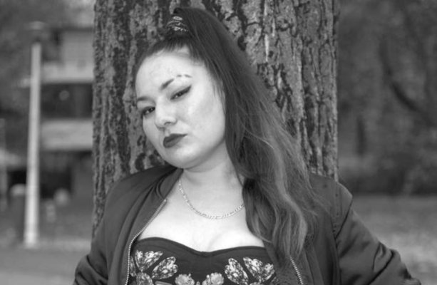 Rapperița Gianina Gheorghiu a fost condusă pe ultimul drum. Cea mai dureroasă imagine de la înmormântarea ei