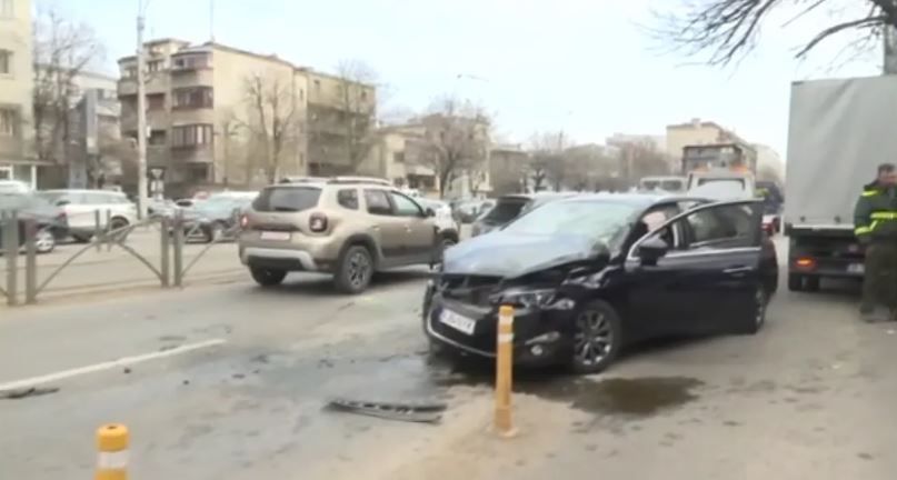 Accident rutier in fata spitalului Grigore Alexandrescu din Capitala. O persoana a fost ranita