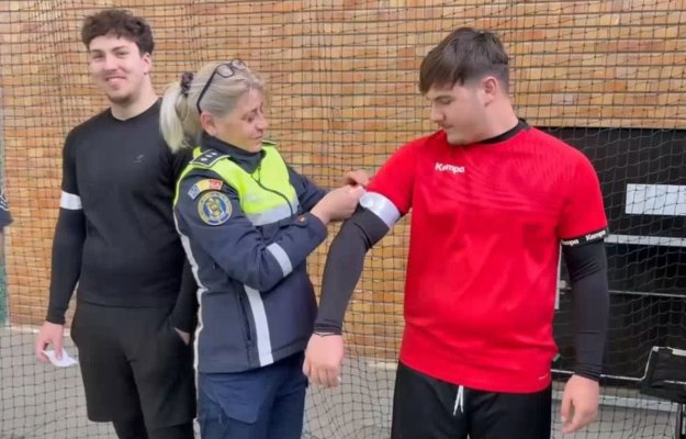 Liceenii constănțeni au aflat ce înseamnă să fii polițist, pentru o zi. Video