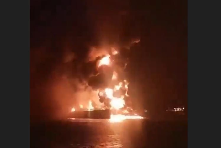 Momentul in care un petrolier american e bombardat de Iran in apele irakiene. Video