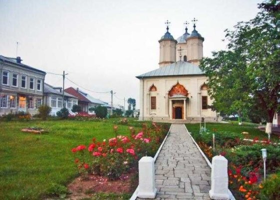 Fraudă spirituală pe TikTok: două escroace cer bani în numele Mânăstirii Pasărea