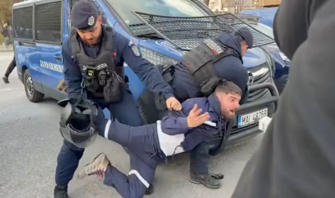 Jandarmii și minerii s-au luat la bătaie, în Piața Victoriei. Ilie Bolojan le-a refuzat solicitările. Video
