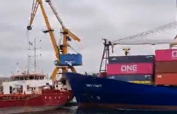Accident naval în Portul Constanța! O navă a intrat în coliziune cu o macara plutitoare