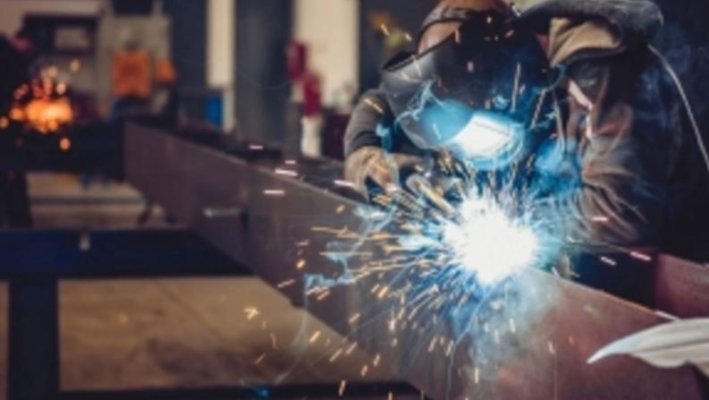 INS: Comenzile noi din industria prelucrătoare pe total au scăzut cu 15,9%