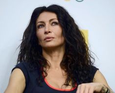 Mihaela Rădulescu a fost hărțuită de oameni care aveau în casă „o colecție de simboluri naziste“ Video