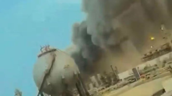 Iranul atacă rafinăriile celei mai mari companii de petrol din lume. Câmpuri petrolifere ale Saudi Aramco, în flăcări. Video