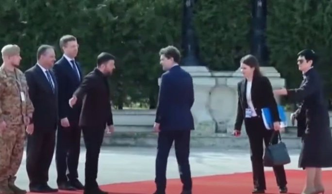 O nouă gafă! Volodimir Zelenski l-a scos din încurcătură și i-a arătat calea lui Nicușor Dan... pe covorul roșu. Video