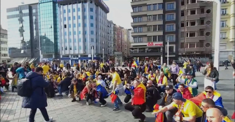 Suporterii fac spectacol pe străzile din Istanbul, înainte de meciul România-Turcia. Video