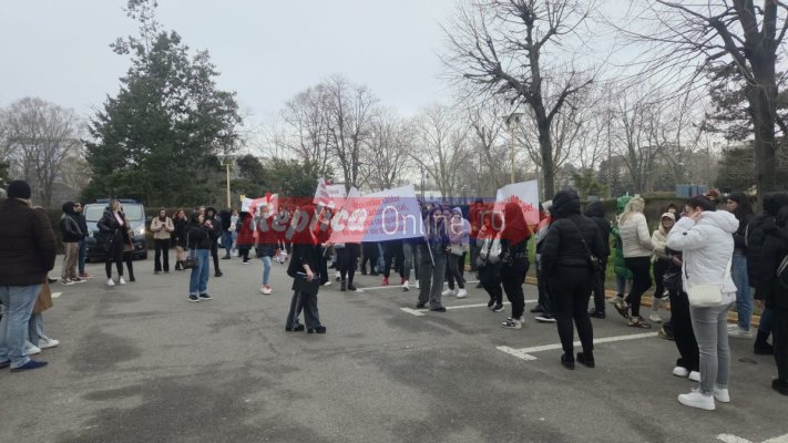 Constănțenii sălilor de jocuri s-au strâns în fața primăriei. Nu vor închiderea „păcănelelor“! Video