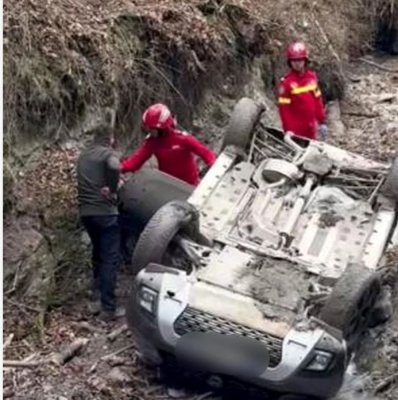 Patronul unei pensiuni a murit după ce autoturismul său s-a prăbușit într-o râpă