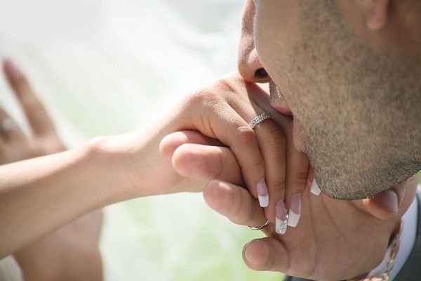 Precedent juridic în Spania: Sărutarea mâinii unei femei poate fi agresiune sexuală