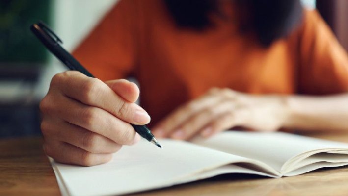 Scrisul de mână este terapie pură. Transpunerea sentimentelor în cuvinte ajută la reducerea stresului