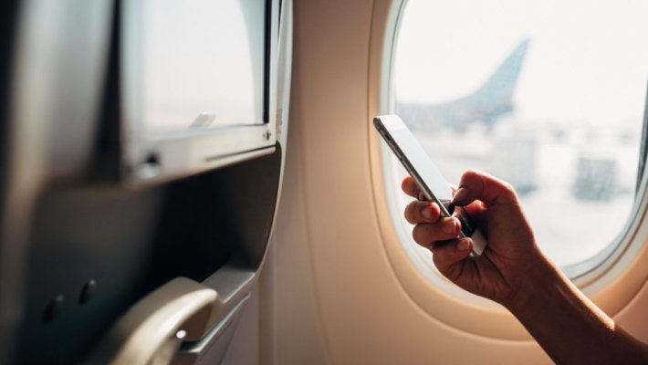 O companie aeriană introduce sancțiuni pentru cei care ascultă muzică fără căști în timpul zborului