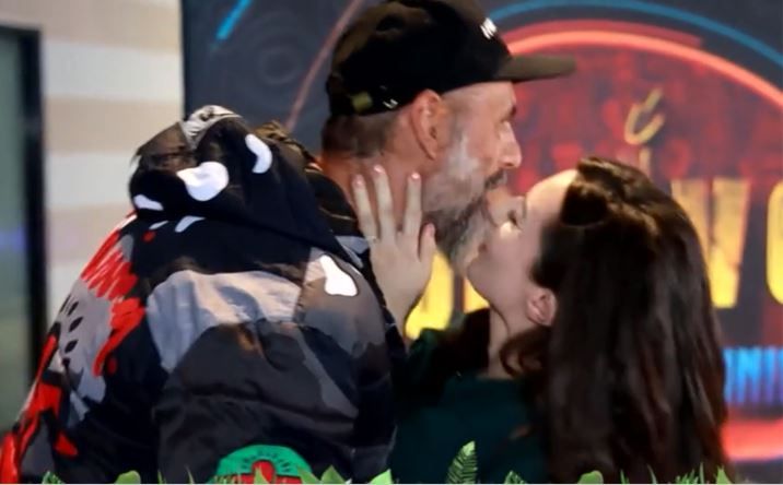 Cine l-a asteptat pe CAV la aeroport, dupa eliminarea de la Survivor