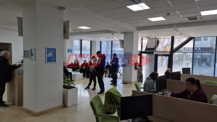 Aglomerație la SPIT. Contribuabilii au vrut să beneficieze de reducerea de 10%, în ultima zi din martie. Video