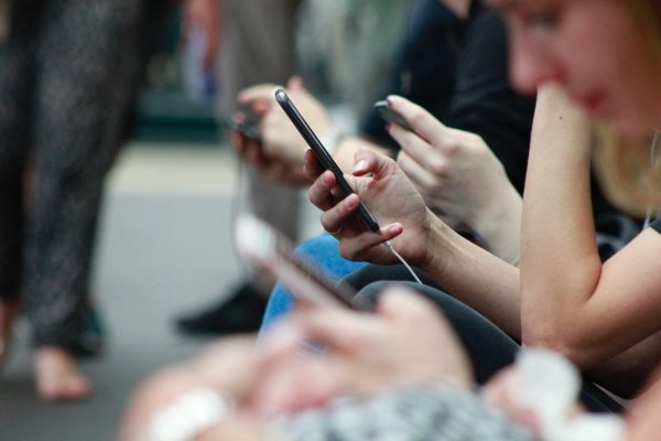 UE pregăteşte interzicerea reţelelor sociale şi a chatboturilor AI pentru copiii sub 15 ani