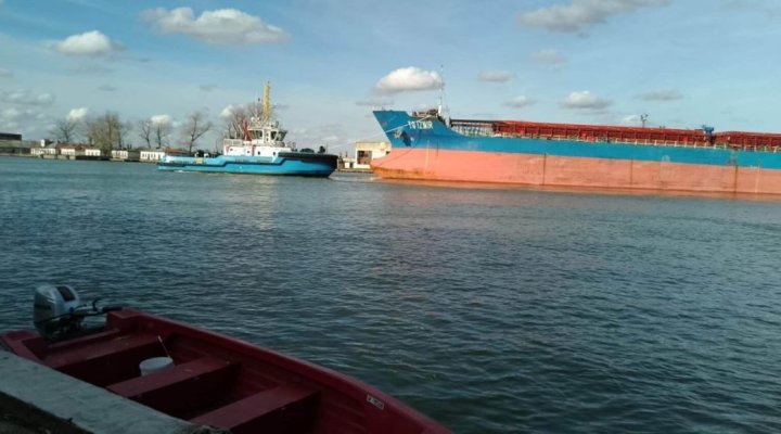 Alertă! O ambarcațiune s-a scufundat în Canalul Sulina, după ce a fost acroșat de un remorcher