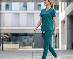  Ghid pe materiale: De ce unele uniforme medicale țin de cald, iar altele te lasă să respiri?