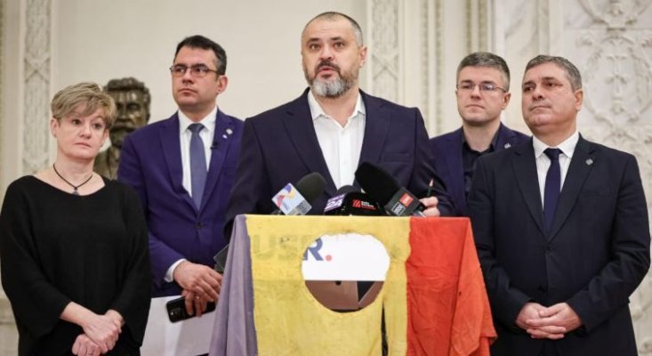 Interzicerea simbolurilor comuniste a picat primul test în Senat