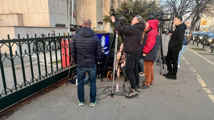 Bolojan a ținut jurnaliștii români la gardul Guvernului, dar pe cei ucraineni i-a lăsat în clădire