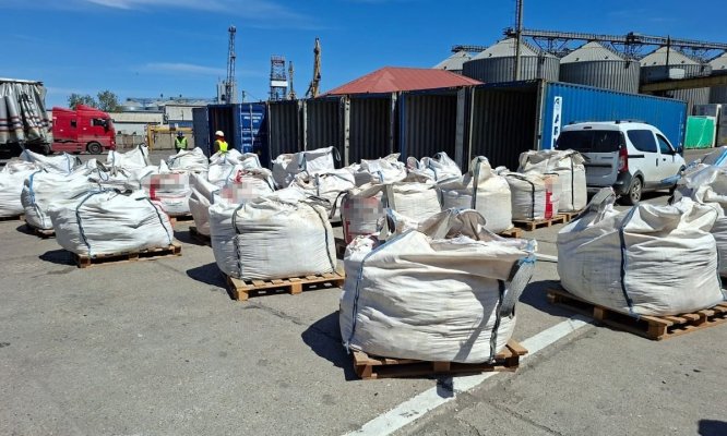 Afacerea gunoaielor, în Portul Constanța! Poliţiştii au descoperit, în containere sosite din Algeria, tone de deșeuri. Video
