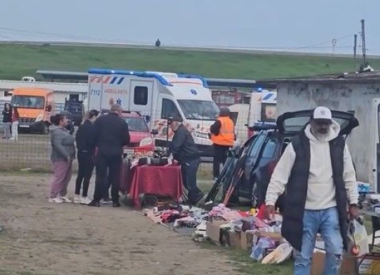 Mașină scăpată de sub control, într-un târg aglomerat: Patru răniți grav, după ce un șofer a confundat pedalele. Video