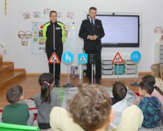 Polițiștii locali i-au învățat pe elevi cum să respecte normele de circulație rutieră