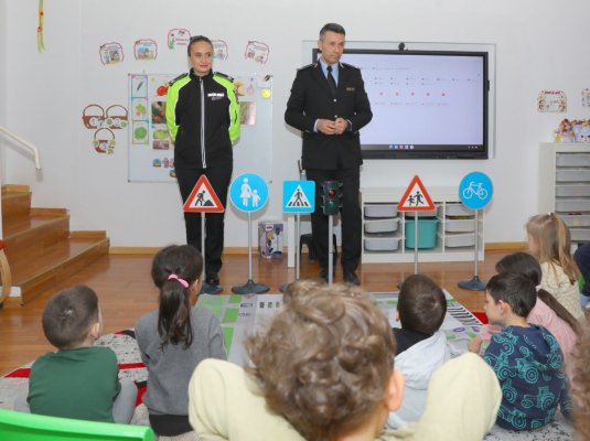 Polițiștii locali i-au învățat pe elevi cum să respecte normele de circulație rutieră