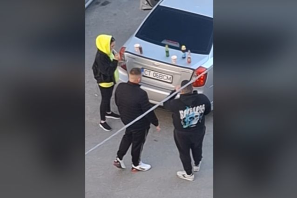 Cu decibelii la maxim! O parcare din Ovidiu a fost transformată... în club, sub geamurile locatarilor. Video