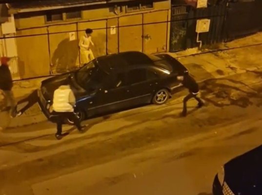 Un grup de puști vandalizează, noaptea, mai multe mașini... la întâmplare, în zona peninsulară! Video