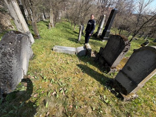 Monumente funerare, vandalizate de persoane necunoscute, în Cimitirul Evreiesc din Reghin