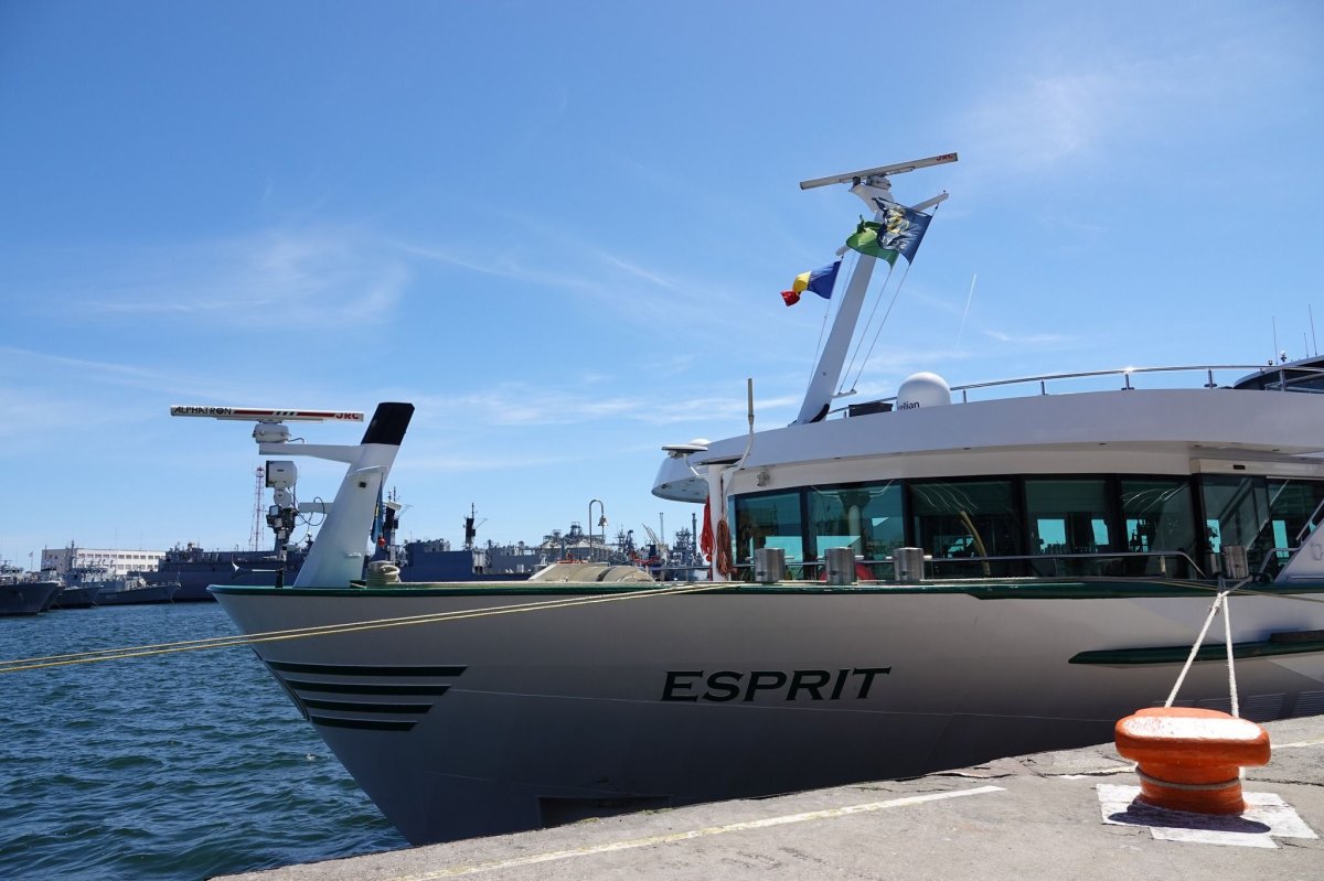 Peste 80 de pasageri din SUA, Polonia, Ungaria si Germania au sosit in Portul Constanta, cu nava Esprit Peste 80 de pasageri din SUA, Polonia, Ungaria si Germania au sosit in Portul Constanta, cu nava Esprit