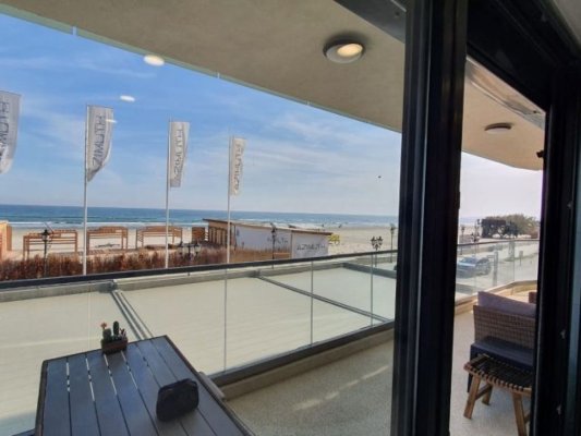 Cât dai pe o garsonieră în Mamaia ca să-ți bei dimineața cafeaua privind Marea Neagră?