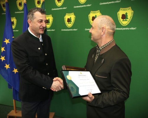 Romsilva l-a premiat pe pădurarul care a salvat cele două minore în județul Mureș