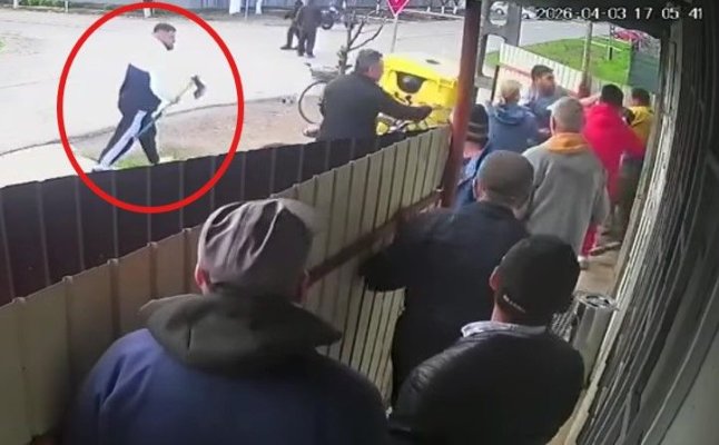 Bătrân atacat cu toporul, în plină stradă. Trei bărbați au fost arestați. Video