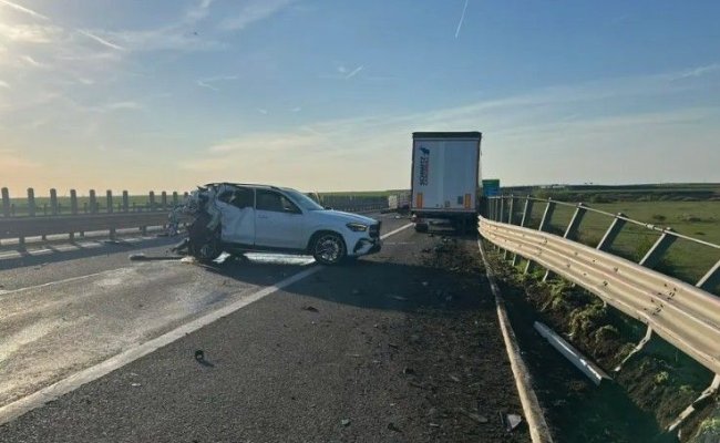 Accident cumplit pe autostradă! Doi soți au fost spulberați de un TIR care a lovit o mașină, pe banda de urgență