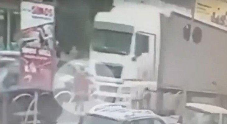O femeie a rămas fără picioare, după ce a fost prinsă sub roțile unui TIR. Video