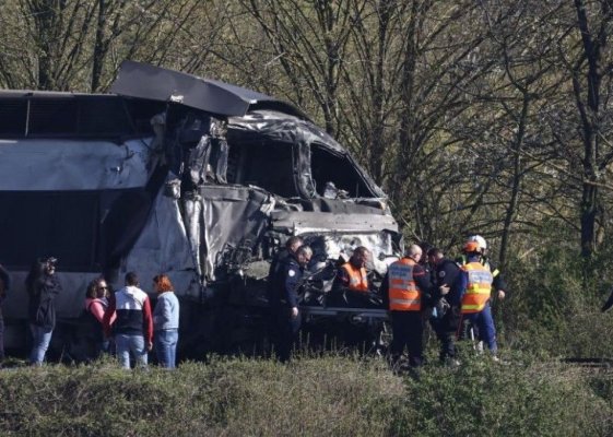 Accident grav în Franța: Un tren TGV a intrat într-un camion militar. Mecanicul a murit, mai mulți pasageri răniți