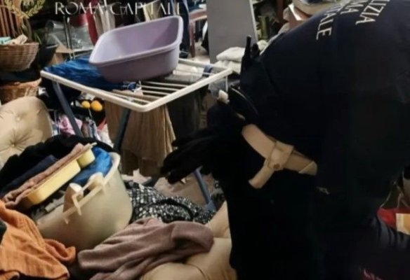 Un bebeluș de câteva zile a fost găsit de polițiști în condiții șocante, printre droguri și gunoaie