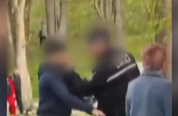 Un polițist local este cercetat disciplinar, după ce a bruscat un copil într-un parc. Video