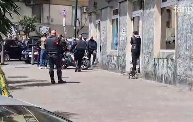 Jaf ca-n filme într-o bancă din Italia! Zeci de persoane au fost luate ostatice de o bandă înarmată. Video