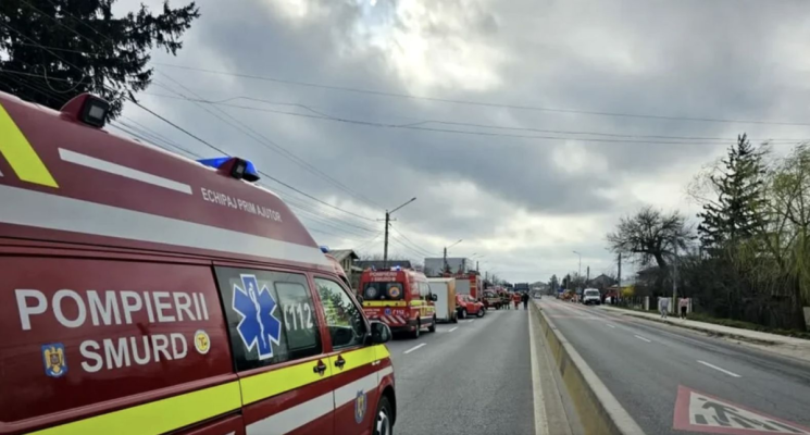 Accident groaznic între un microbuz plin de copii și un autoturism: Cel puțin 8 copii au fost transportați de urgență la spital