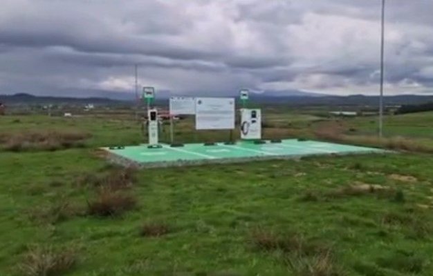 O stație pentru mașini electrice, pusă în câmp, fără drum de acces. Investiția a costat 100.000 de euro