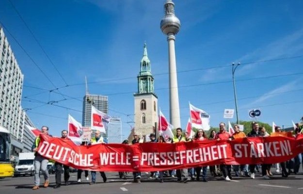 Câteva sute de persoane au protestat la Berlin împotriva reducerii subvențiilor federale ale Deutsche Welle