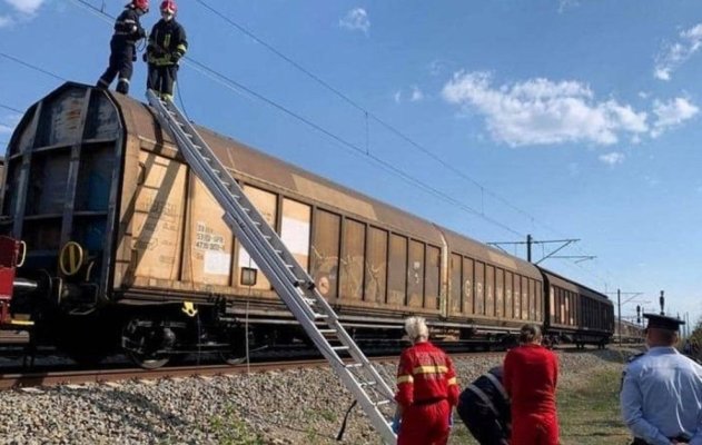 Copil de 11 ani, în stare gravă, după ce s-a electrocutat pe un vagon cisternă
