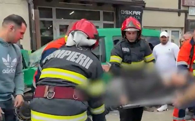 Un biciclist de 40 de ani a fost grav rănit, după ce a fost proiectat între 2 autoturisme. Video