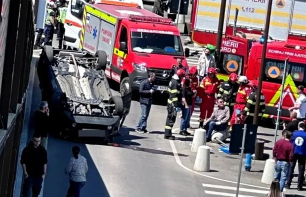 Accident rutier grav, în parcarea unui mall. O mașină scăpată de sub control s-a răsturnat