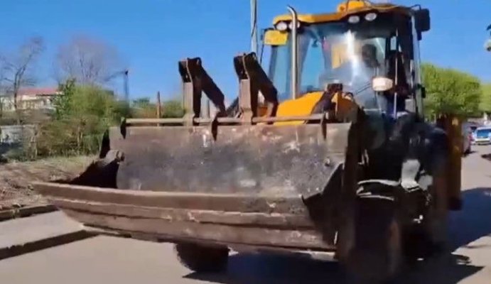 Un buldoexcavator de la o firmă de salubrizare a fost trimis să ridice drona cu explozibili din Galați