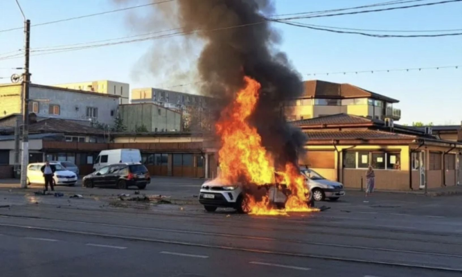 Un autoturism a luat foc în București, după ce un tânăr băut a intrat in plin în acesta